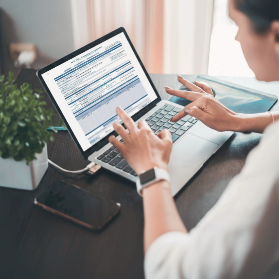 praticienne qui remplit un CERFA PCO TND sur son ordinateur